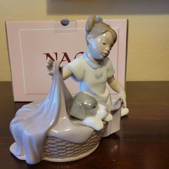 NAO by Lladro Figurine "It's Time to Sleep" Girl With Dog in Basket #1417 - Picture 2 of 9